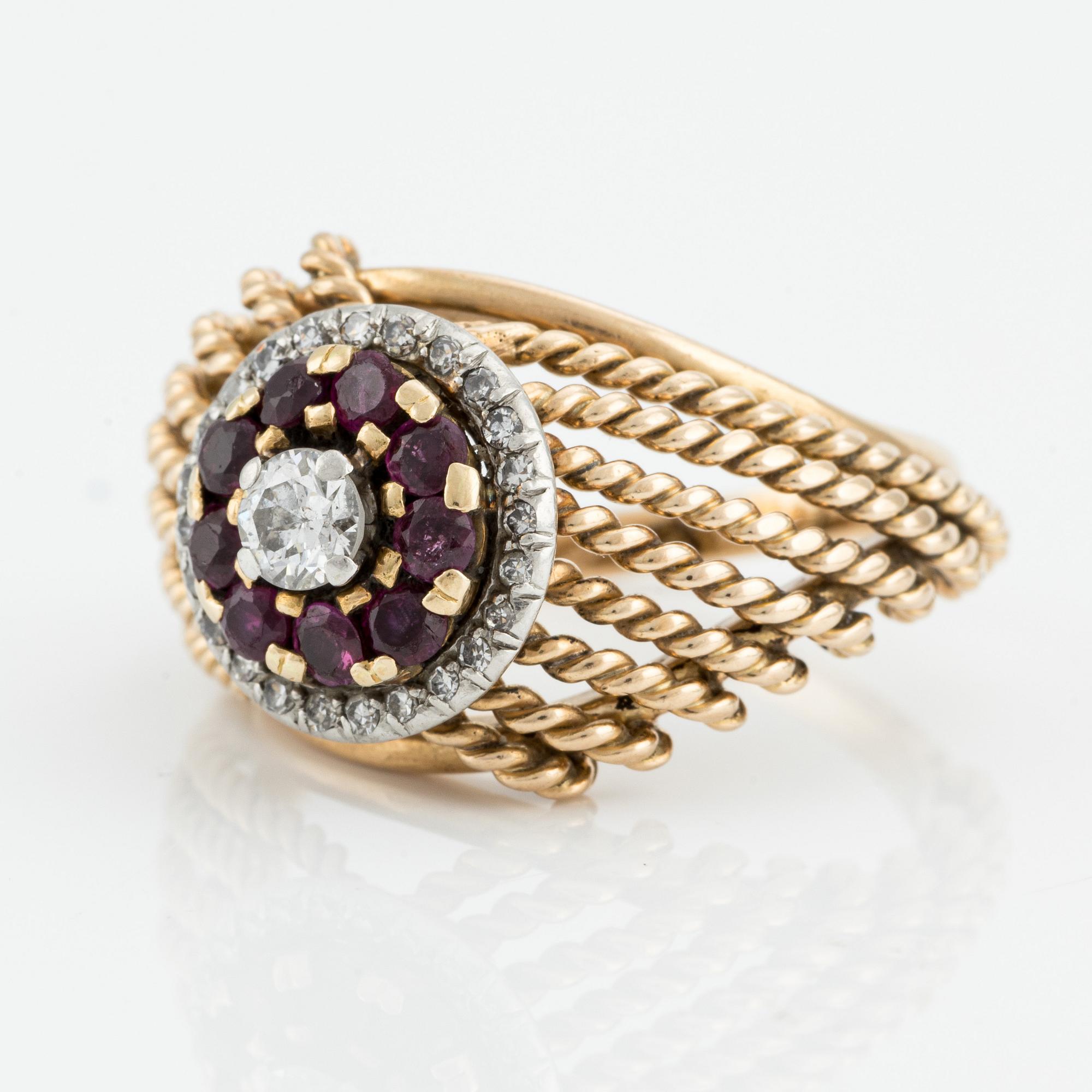 Ring, 18K guld med briljantslipade diamanter och röda stenar troligen rubiner.