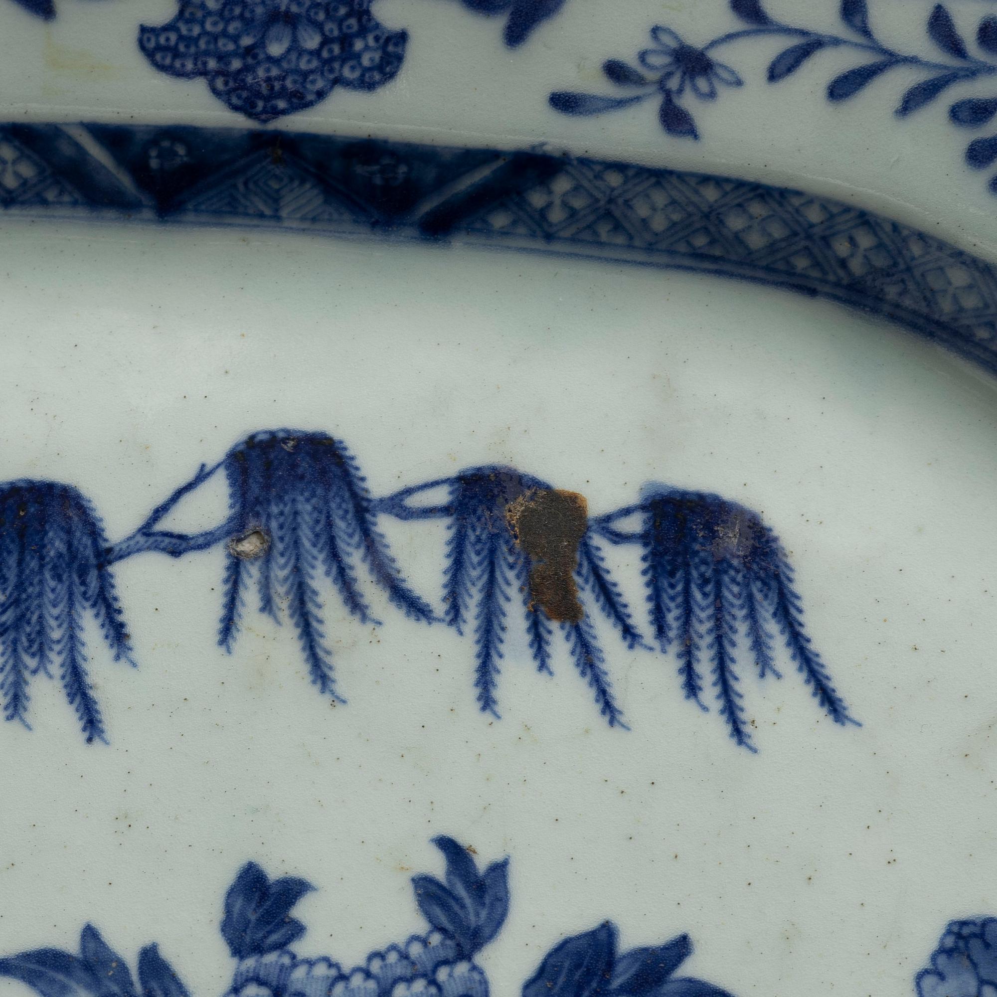 A blue and white serving dish, Qing dynasty, Qianlong (1736-95).