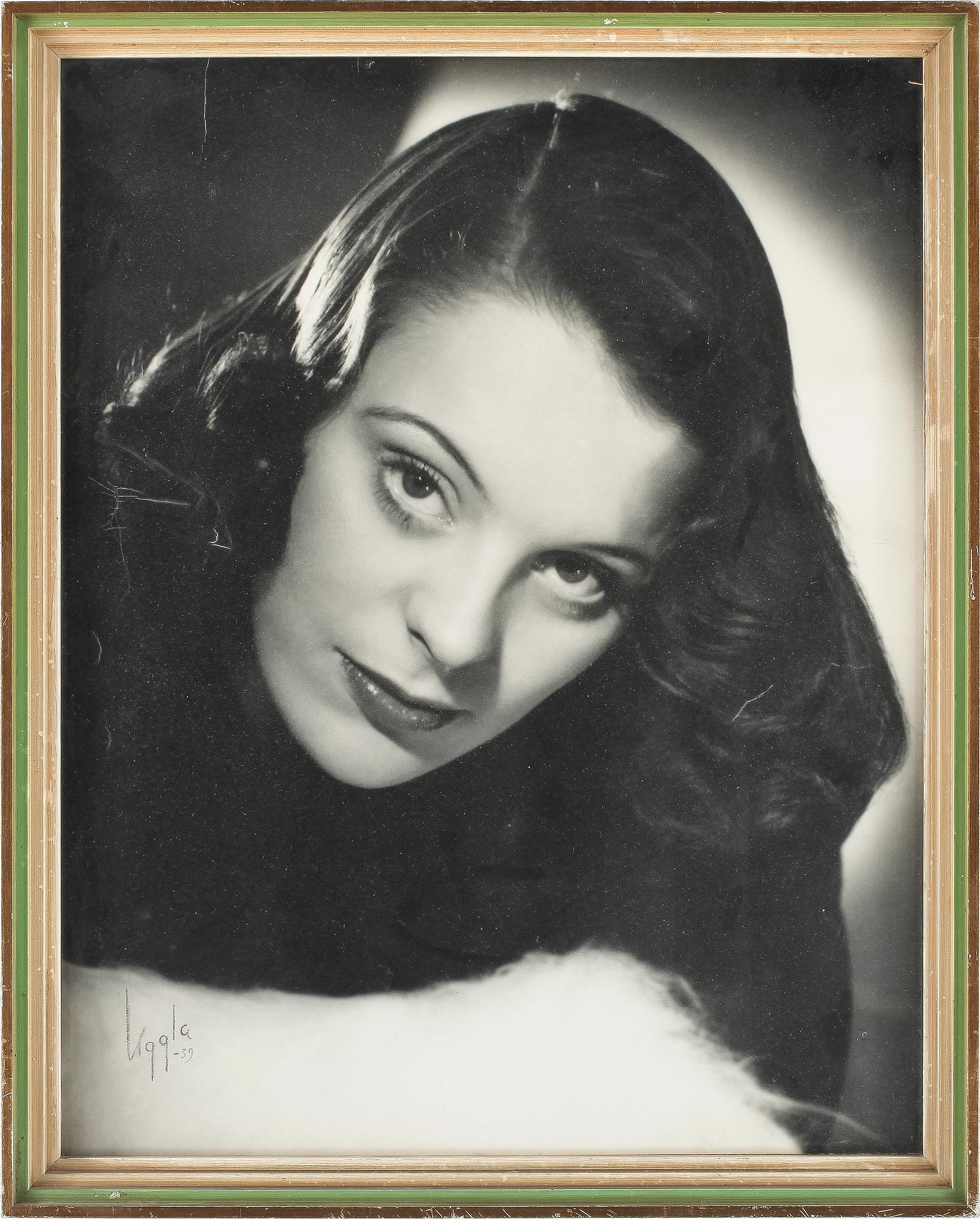 FOTOGRAFI, porträtt av Birgit Tengblad, taget av Ateljé Uggla, sign o dat 1939.