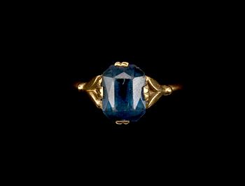 RINGAR 4 st SAMT ÖRHÄNGEN 2 par, guld 18K, 1900-tal. Totalvikt ca 8 gram.