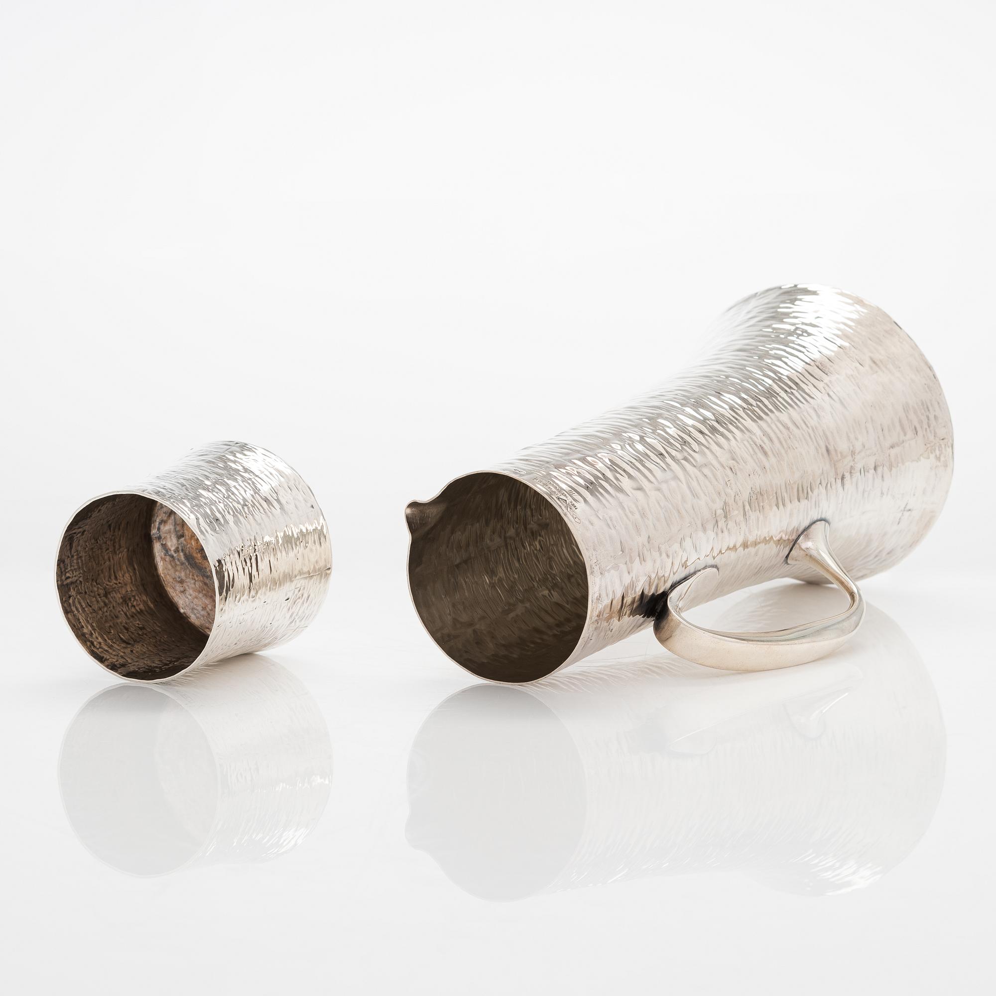 Tapio Wirkkala, tillbringare och bägare, silver resp. sterlingsilver, Kultakeskus, Tavastehus, 1981 och 1970.