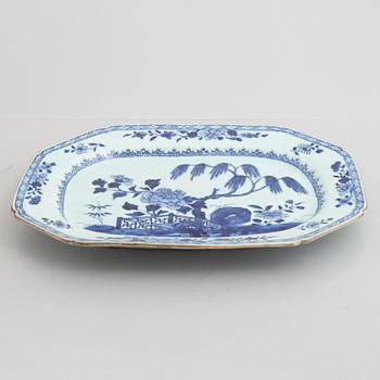 A pair of Chinese porcelain vegetable dishes with covers and two dishes, Qing dynasty, 18th and 19th century.