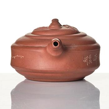 A group of three Chinese yixing tea pots with cover.