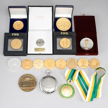 MEDALJER/MINNESMÄRKEN, ca 20 delar, bla Olympiska Spelen, FIFA etc.