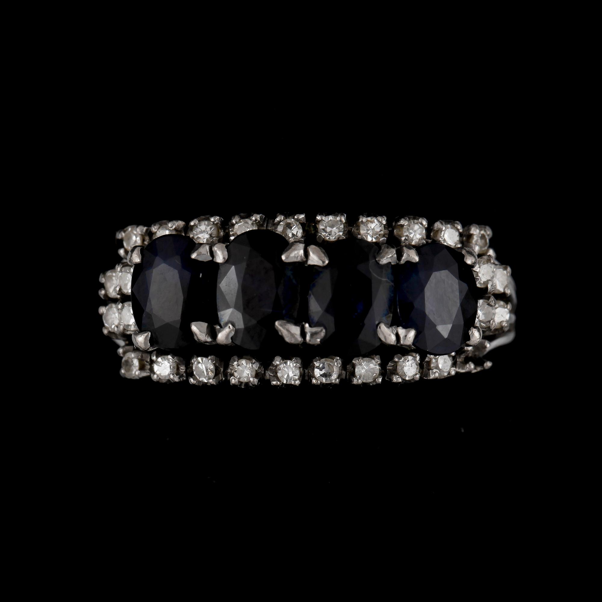 RING, 18k vitguld med ovalslipade safirer och briljantslipade diamanter, tot ca 0,25 ct.