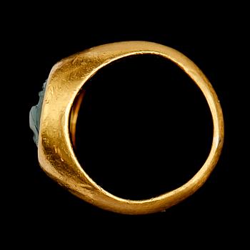 RING, sannolikt 23 k guld, Bvlgari, med grön skarabe. Total vikt med skarabé 20 gram.