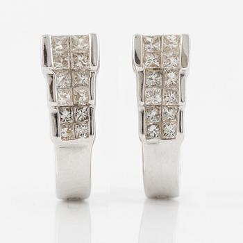 Ring and a pair of earrings, 18K white gold with princess-cut and brilliant-cut diamonds.