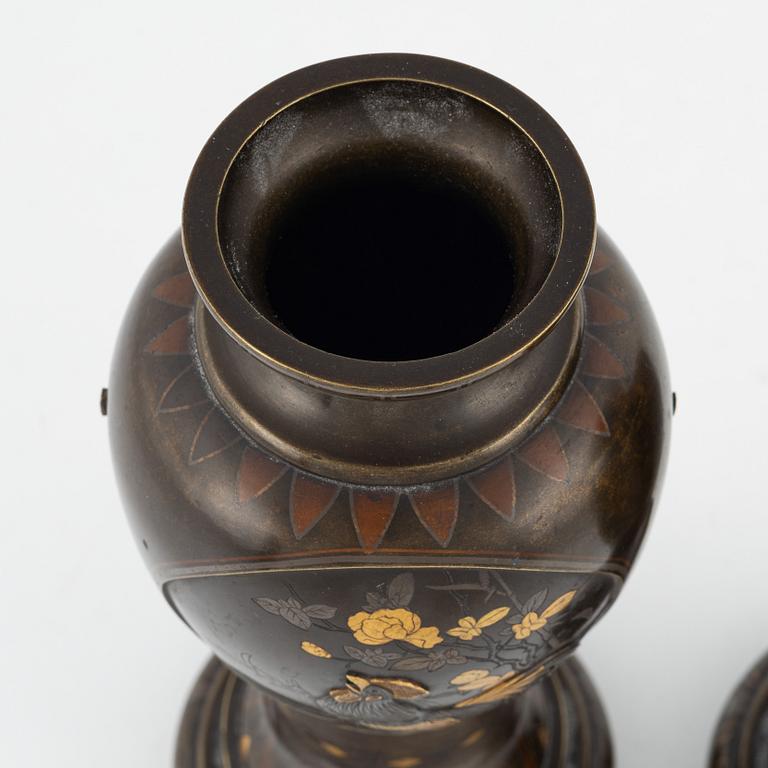 Vaser, ett par, brons, Japan, omkring 1900.