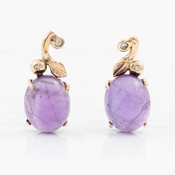 Örhängen, Mandelstam, 18K guld med cabochonslipade ametister och åttkant- och briljantslipade diamanter.