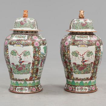 LOCKURNOR, 2 st, porslin, Kina, Kanton, 1900-talets andra hälft.
