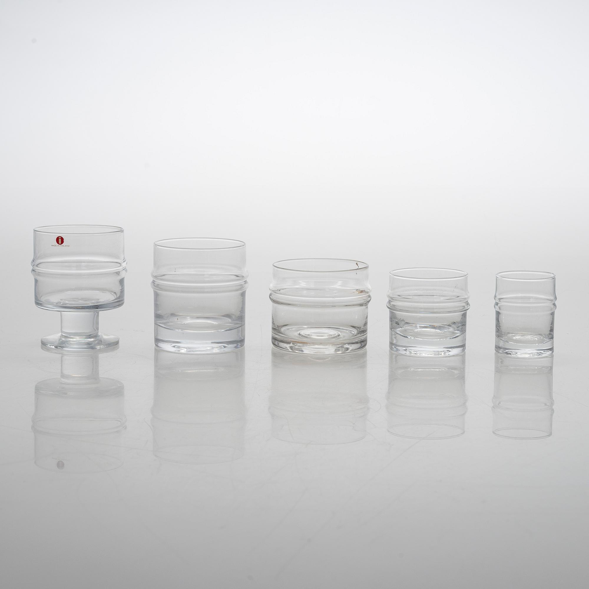 Timo Sarpaneva, glasuppsättning, glas, 52 delar, "Droppring" för Iittala. Formgiven 1963.
