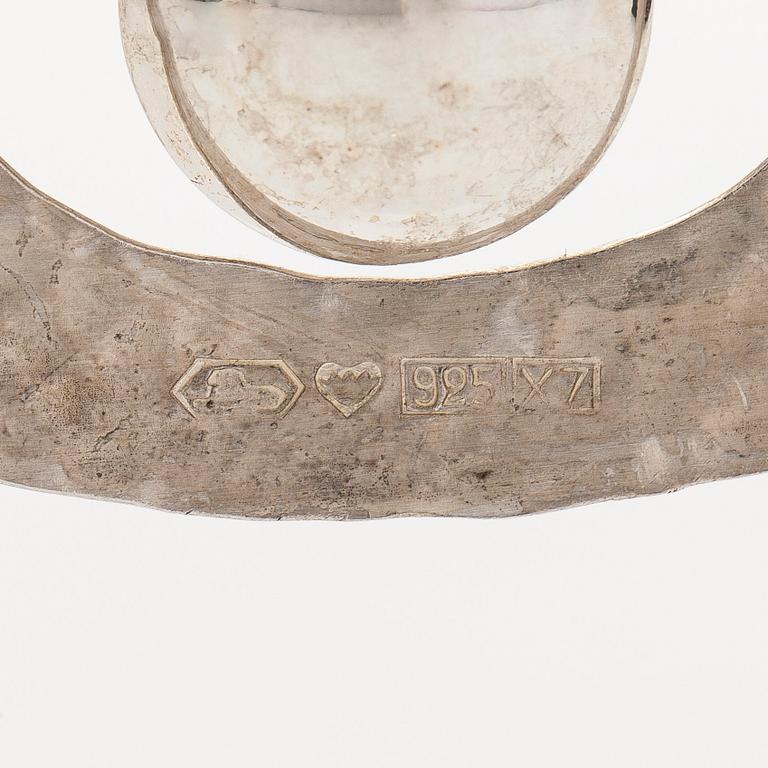 Tapio Wirkkala, kaulakoru "Päärynä", sterlinghopeaa. Kultakeskus, Hämeenlinna 1975.