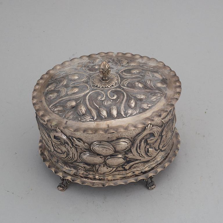 SKRIN MED LOCK, silver, otydliga stämplar, troligen Österrike, 1800-tal.