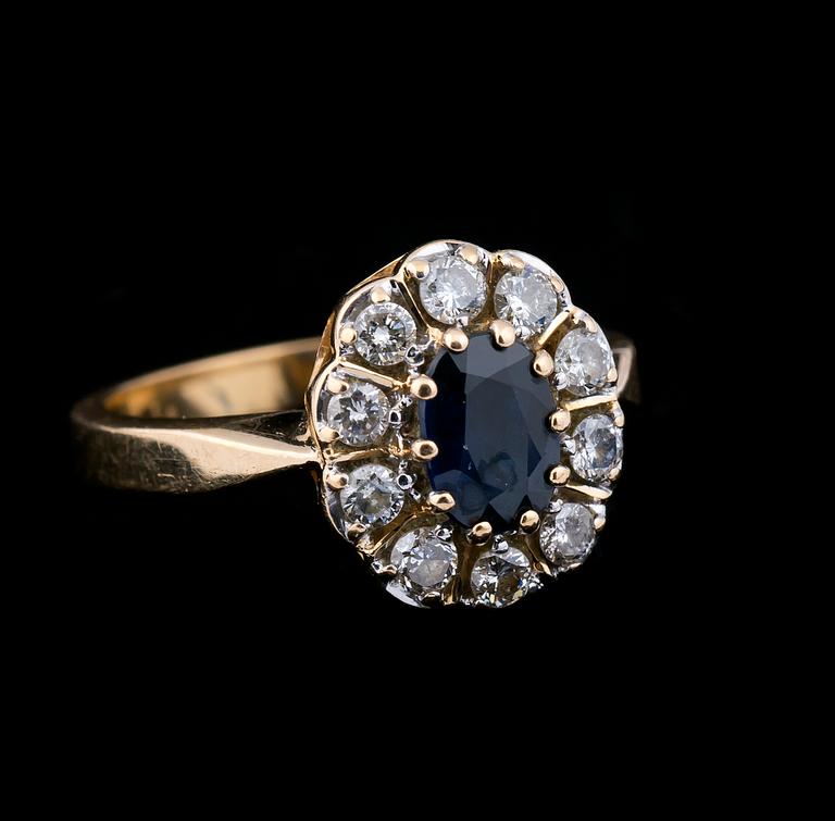 RING, 18 k guld med safir samt diamanter, ca 0.50 ct. Vikt ca 4,5 g.