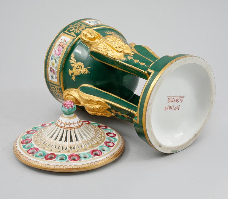 SKÅL PÅ FOT, porslin, empire-stil, Sevres, 1800-tal.