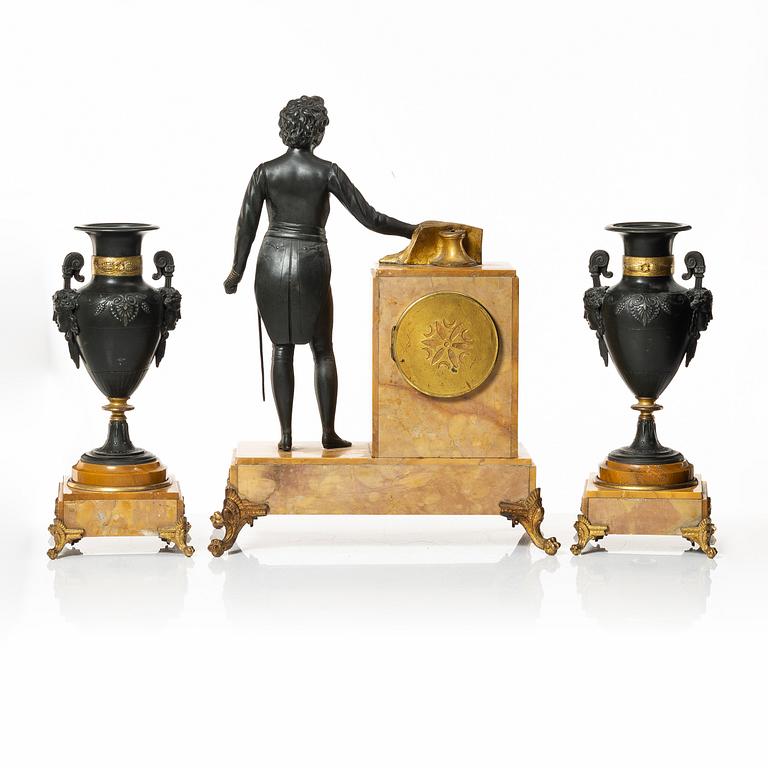 Bordsgarnityr, 3 delar, 1900-talets början. Empirestil.