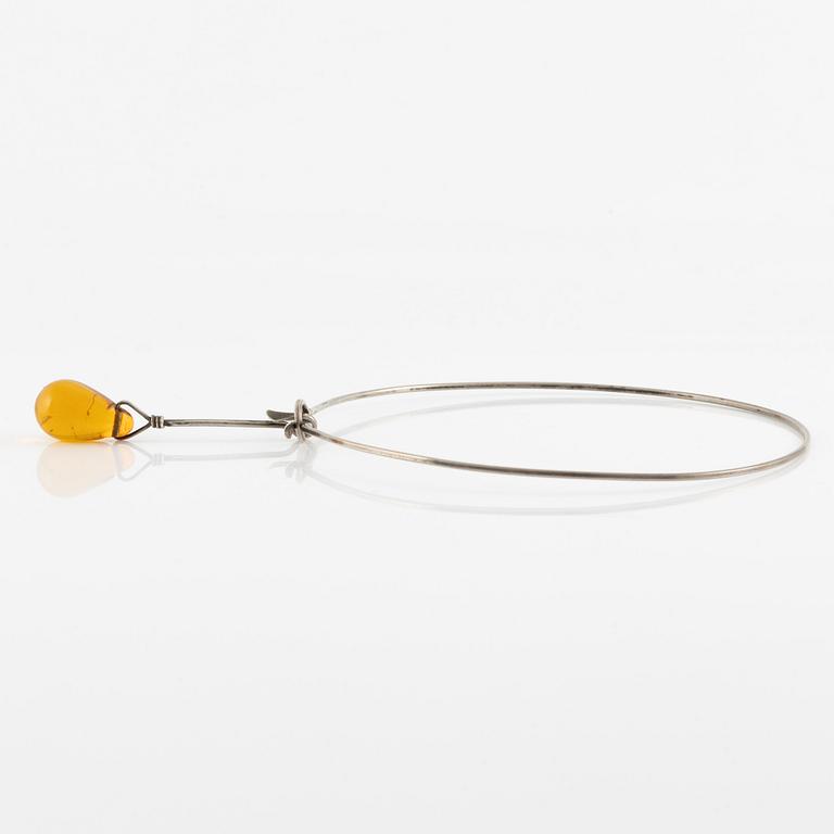 Vivianna Torun Bülow-Hübe, collier och örhängen, silver med bärnstensfärgade glasdroppar.