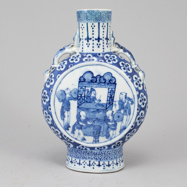 A blue and white moon flask, Qing dynasty, late 19th century.