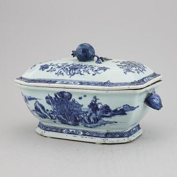 A blue and white tureen with cover, Qing dynasty, Qianlong (1736-95).