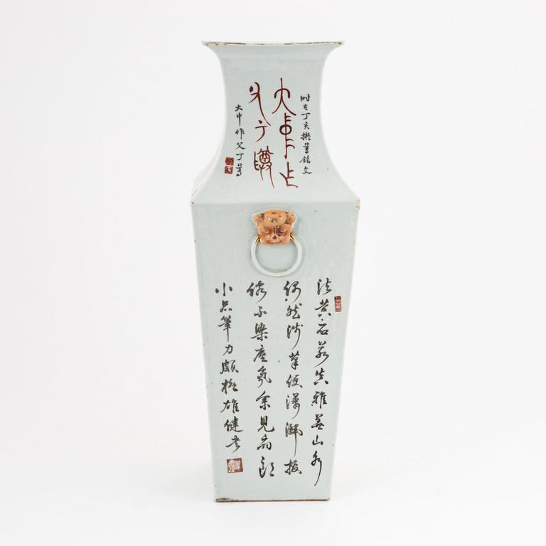 A Chinese square caligraphy vase, around 1900.