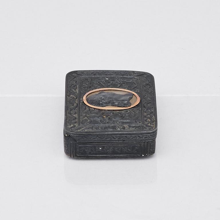 Dosa, gjutjärn med porträttmedaljong. 1800-talets början. Sannolikt föreställande kung Ludvig XVIII. Empire.