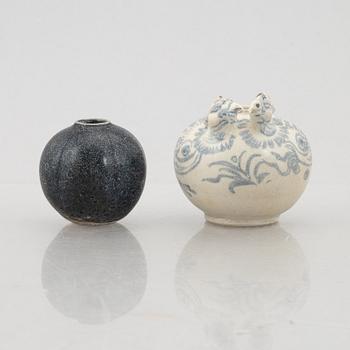 Two Vietnamese small ceramic vases, 15th/16th century, "Hoi An".