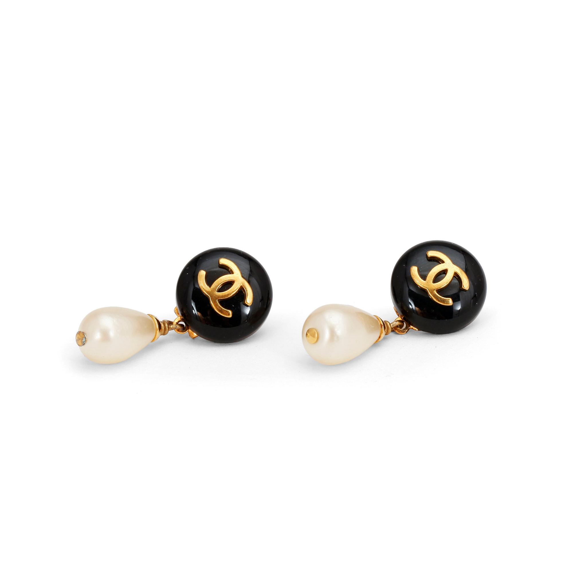 CHANEL, a pair of earrings.