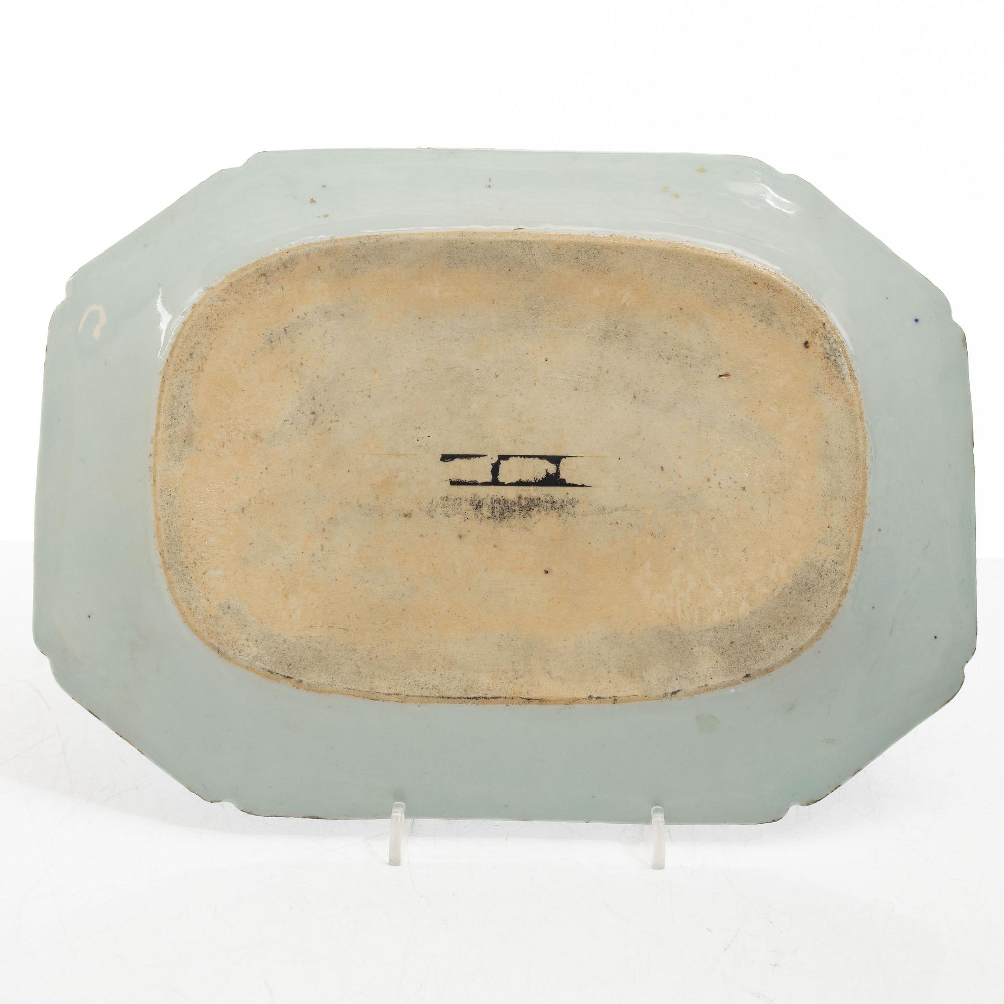 Stekfat, 5 st, kompaniporslin, Qingdynastin, Kina, 1700/1800-tal samt ask med lock och vas, Kina, 1900-tal.