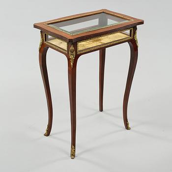 MONTERBORD, rokokostil. 1900-talets andra hälft.