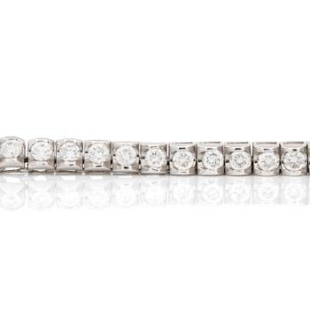 COLLIER med briljantslipade diamanter.
