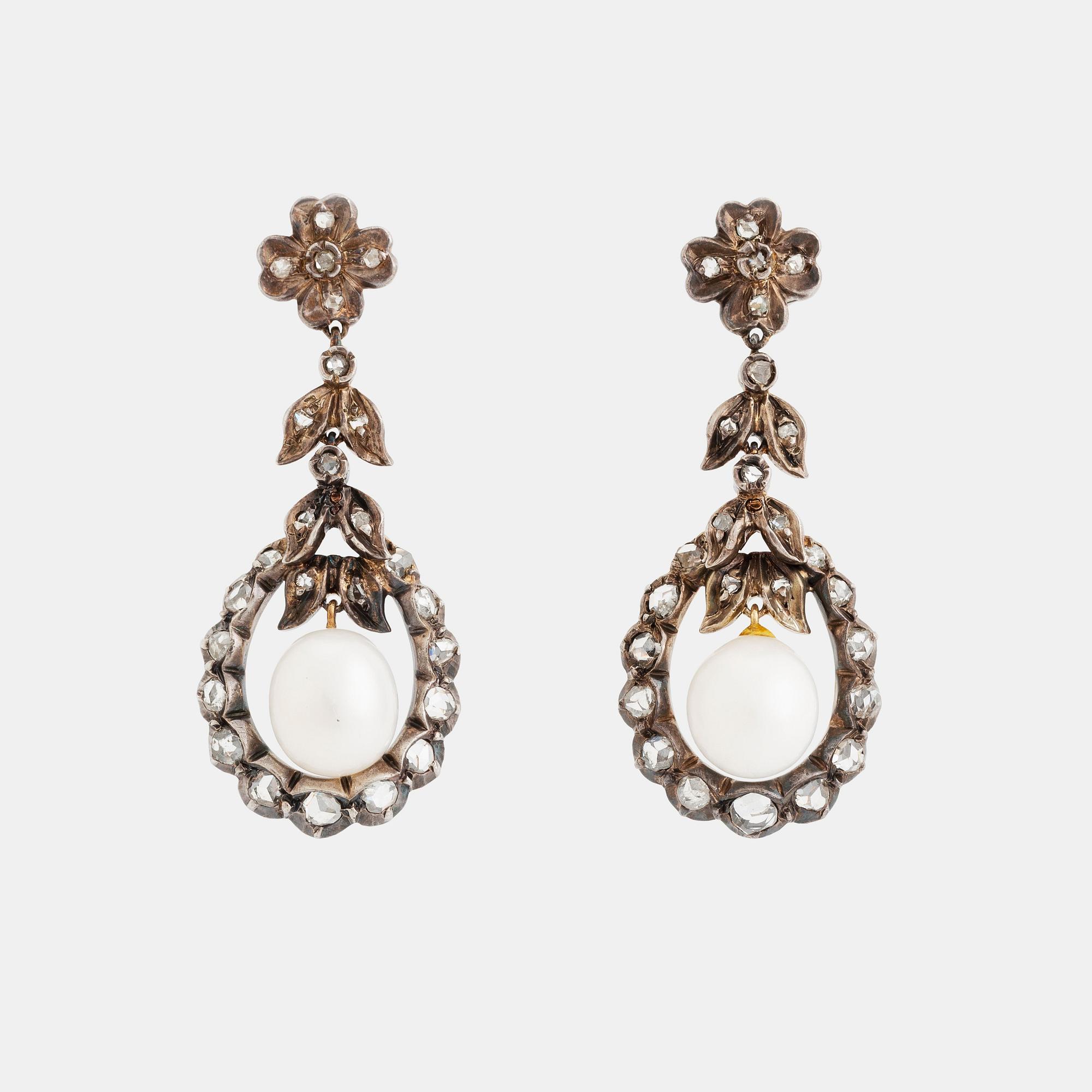 Ett par örhängen silver och guld med pärlor och rosenslipade diamanter.