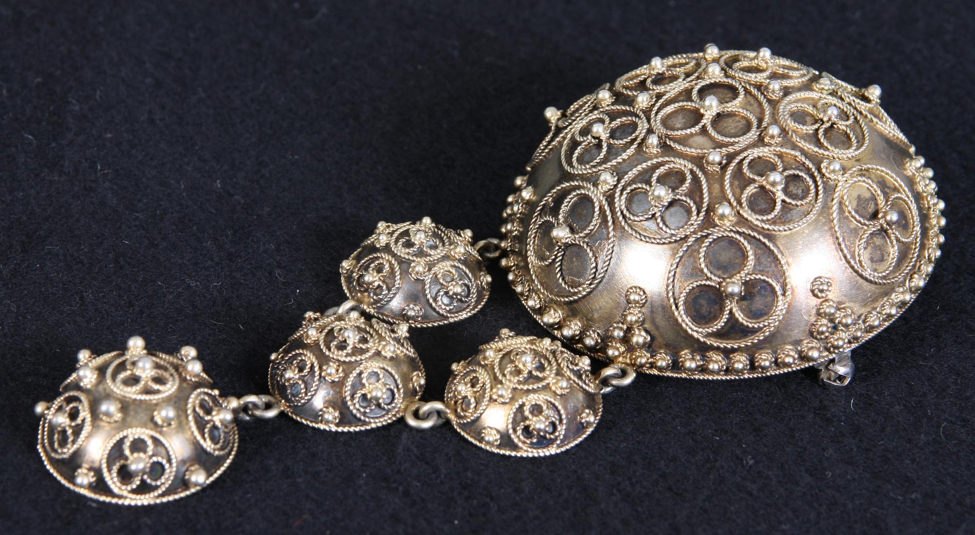BROSCH, ÖRHÄNGEN, ett par samt HÄNGSMYCKE, silver. L. Bökman, Stockholm, 1880-81. 35 gram.