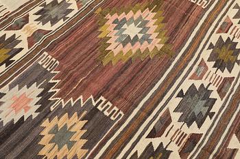 A Kelim carpet, 295 x 198 cm.