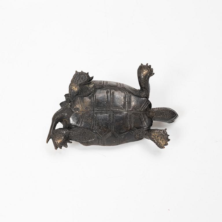 A bronze okimono, Japan, Meiji (1868-1912).