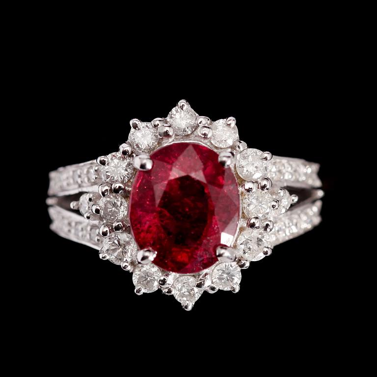 RING, 10 k vitguld, rubin 3.15 ct samt briljantslipade diamanter tot ca 0.70 ct.