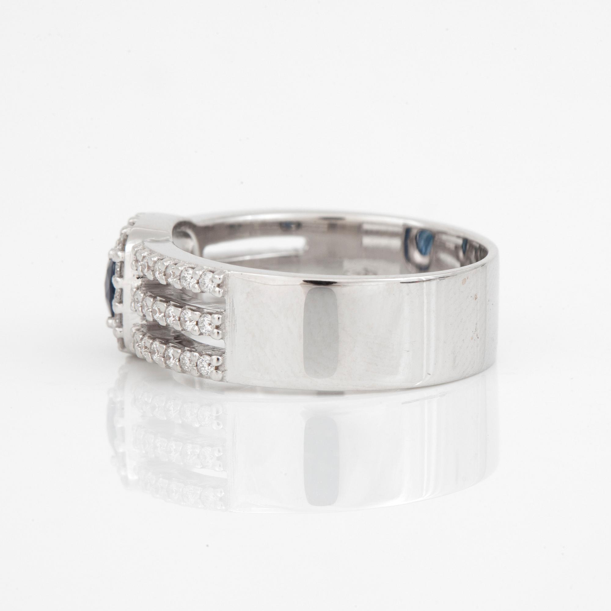 RING, 18K vitguld med safir ca 0.57 ct och briljantslipade diamanter totalt ca 0.34 ct. Total vikt ca 6,2 g.