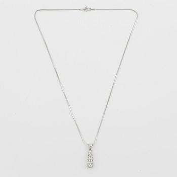 Pendant in 18K white gold set with round brilliant-cut diamonds, with a silver chain.