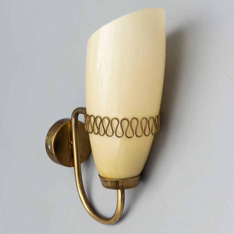 MAURI ALMARI, a mid 20th Century brass wall light from Idman, Finland.