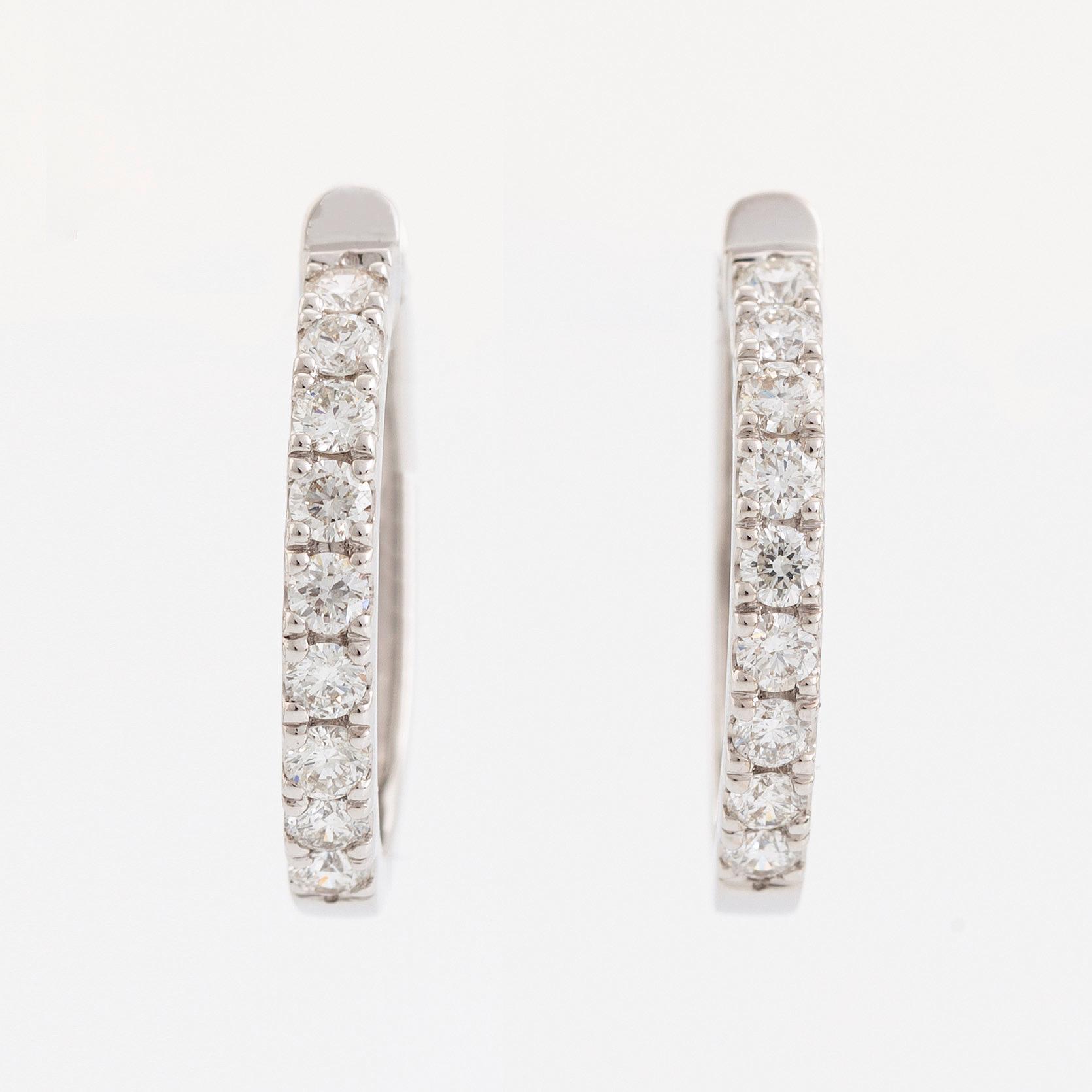 Örhängen, kreoler med briljantslipade diamanter.