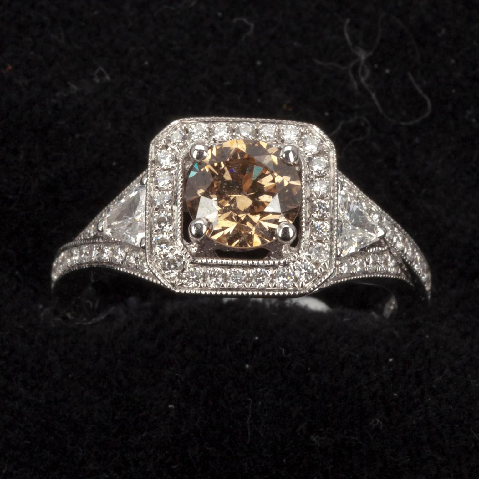 RING, 18K vitguld och diamanter. Champagnebrun mittsten 0.85 ct. Vikt ca 6,0 g. Europa 2000-tal.