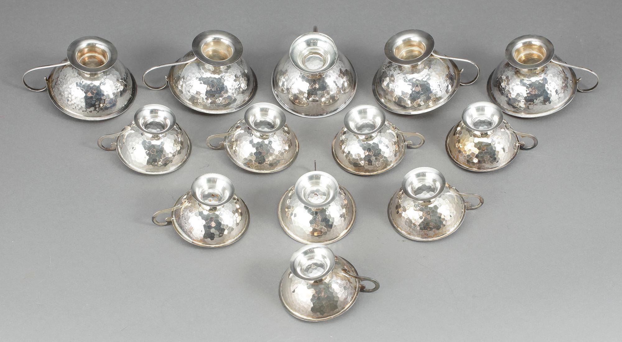 PUNSCHKOPPAR, 13 st, silver, CG Hallberg, Stockholm samt K&EC, Göteborg, omkring 1900-talets mitt. Tot vikt ca 349 gram.