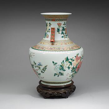 A large enamelled vase, Qing dynasty with Guangxus mark and period (1875-1908).