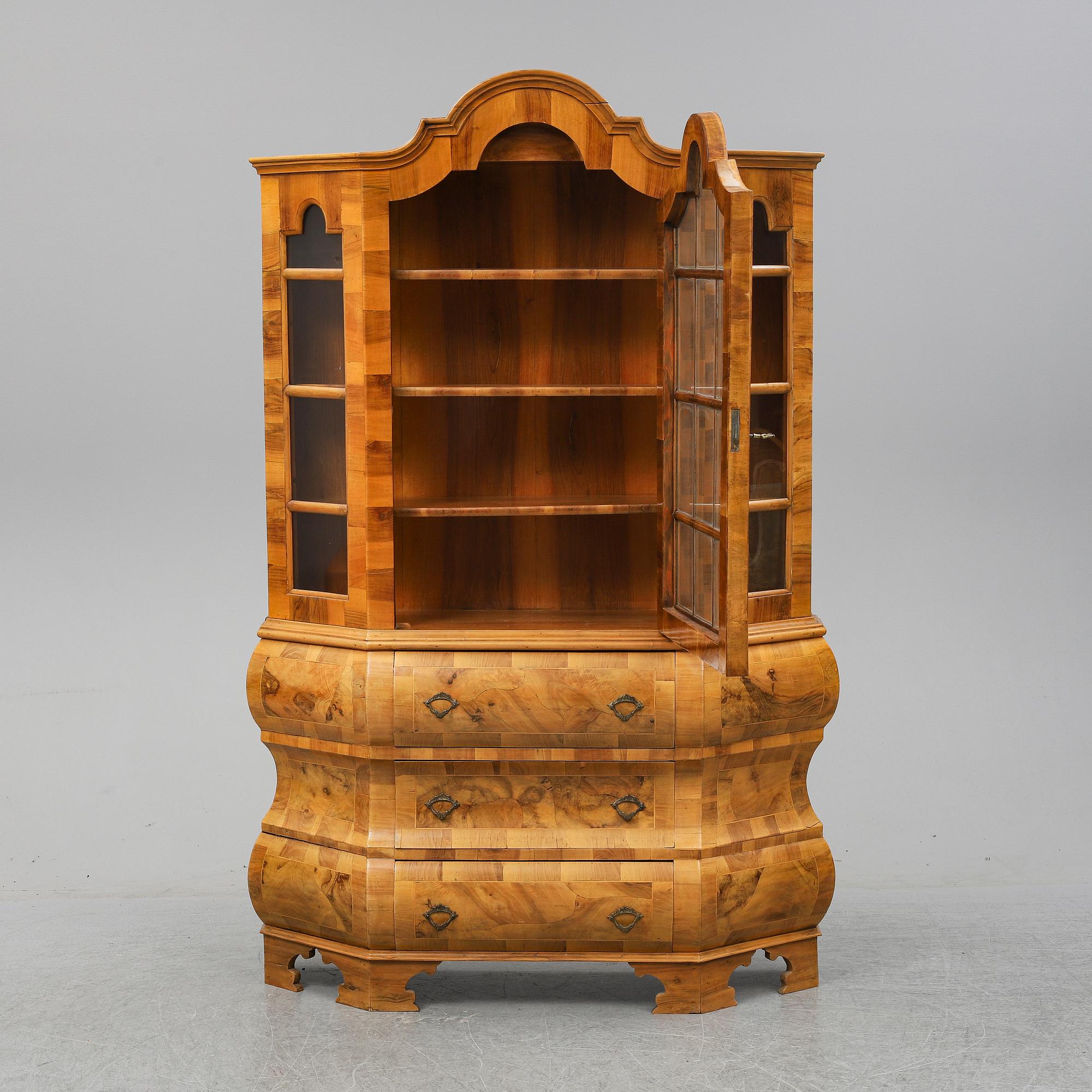 A first half of the 20th Century late Baroque style vitrine cabinet.
