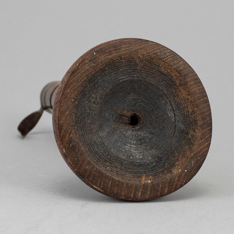 LJUSSTAKE, smide och trä, 1700-tal.