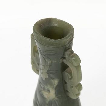 Vas, grön sten, möjligen bowenit, Kina, 1900-tal.