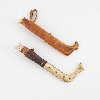 Two knives.