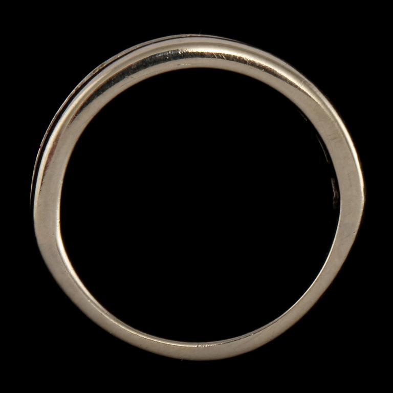 RING, 14k vitguld med 16 prinsesslipade diamanter, totalt ca 1.0 ct. Vikt 4 g.