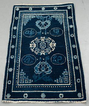 MATTA, semiantik Xinjiang (Sinkiang), Kina, ca 127 x 67-69 cm (samt ca 1 cm slätväv på en kortsida).