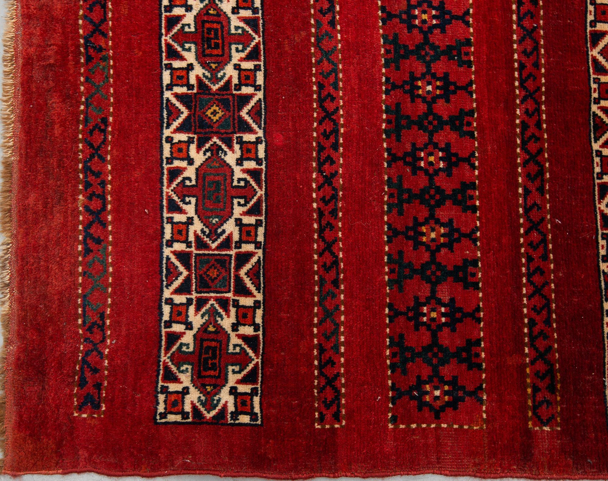 CHUVAL, antik Kirgiz/Turkmen, ca 115,5 x 209-211 cm (samt kortsidorna med ca 0,5-1 cm slätväv).