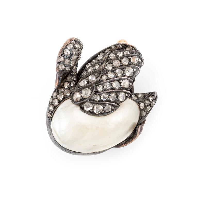 Brooch in the shape of a swan in silver and gold with a blister pearl and rose-cut diamonds.